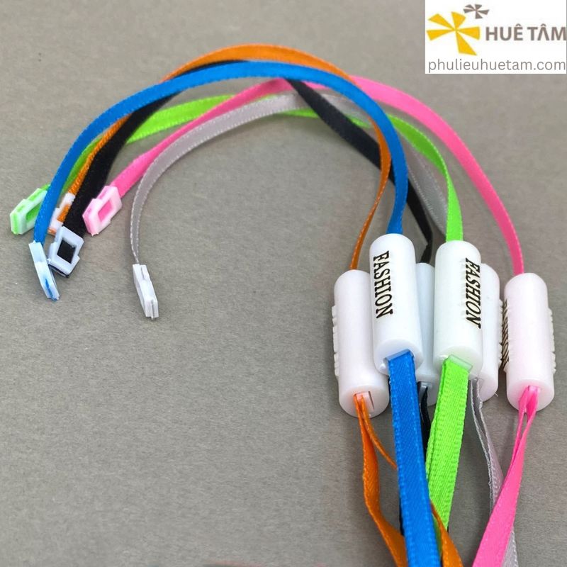 Dây treo thẻ bài 2 đầu, thân tròn có Logo, dây satin 3mm