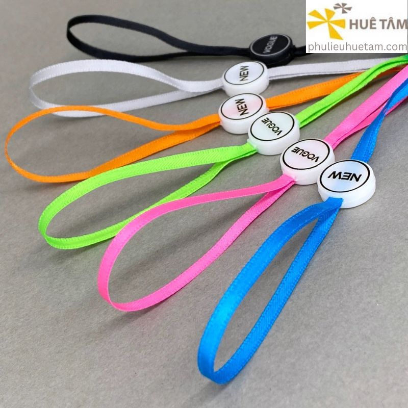 Dây treo thẻ bài, thân tròn dẹt có logo, 2 đầu, dây satin 3mm