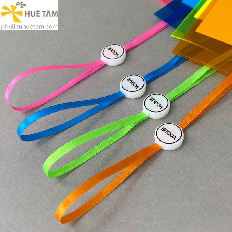 Dây treo thẻ bài, thân tròn dẹt có logo, 2 đầu, dây satin 3mm