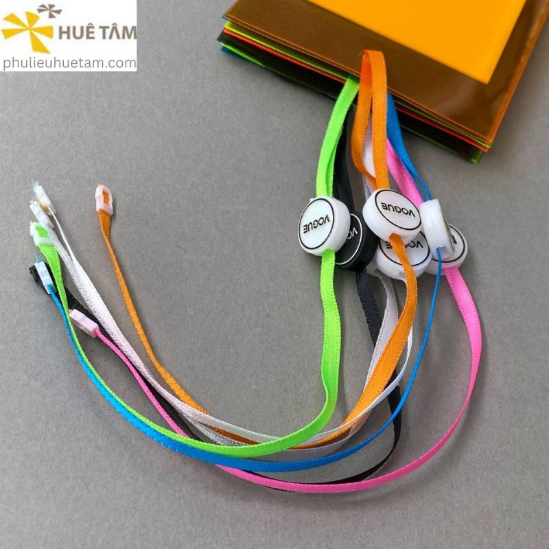 Dây treo thẻ bài, thân tròn dẹt có logo, 2 đầu, dây satin 3mm