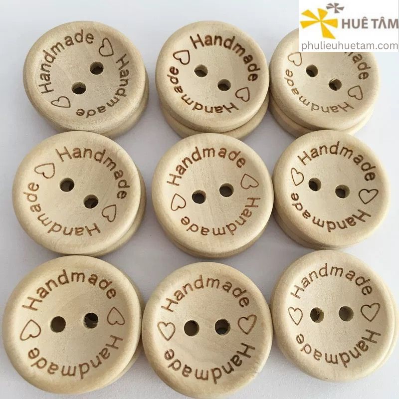 Nút gỗ khắc chữ