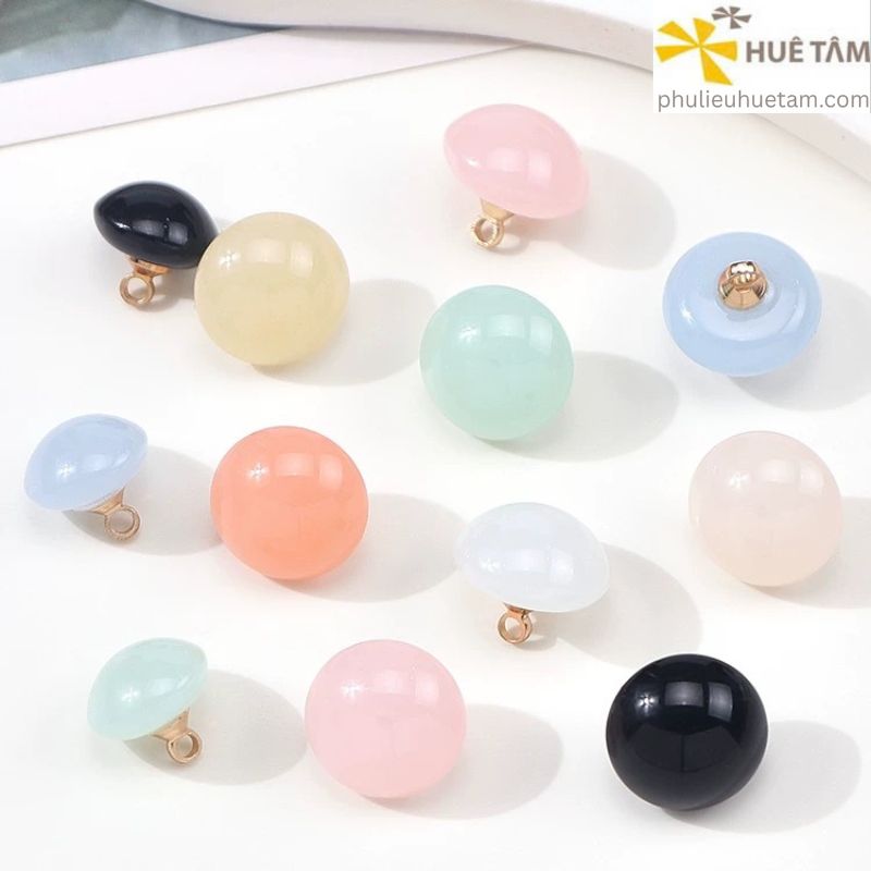 Nút nhựa có chân kim loại
